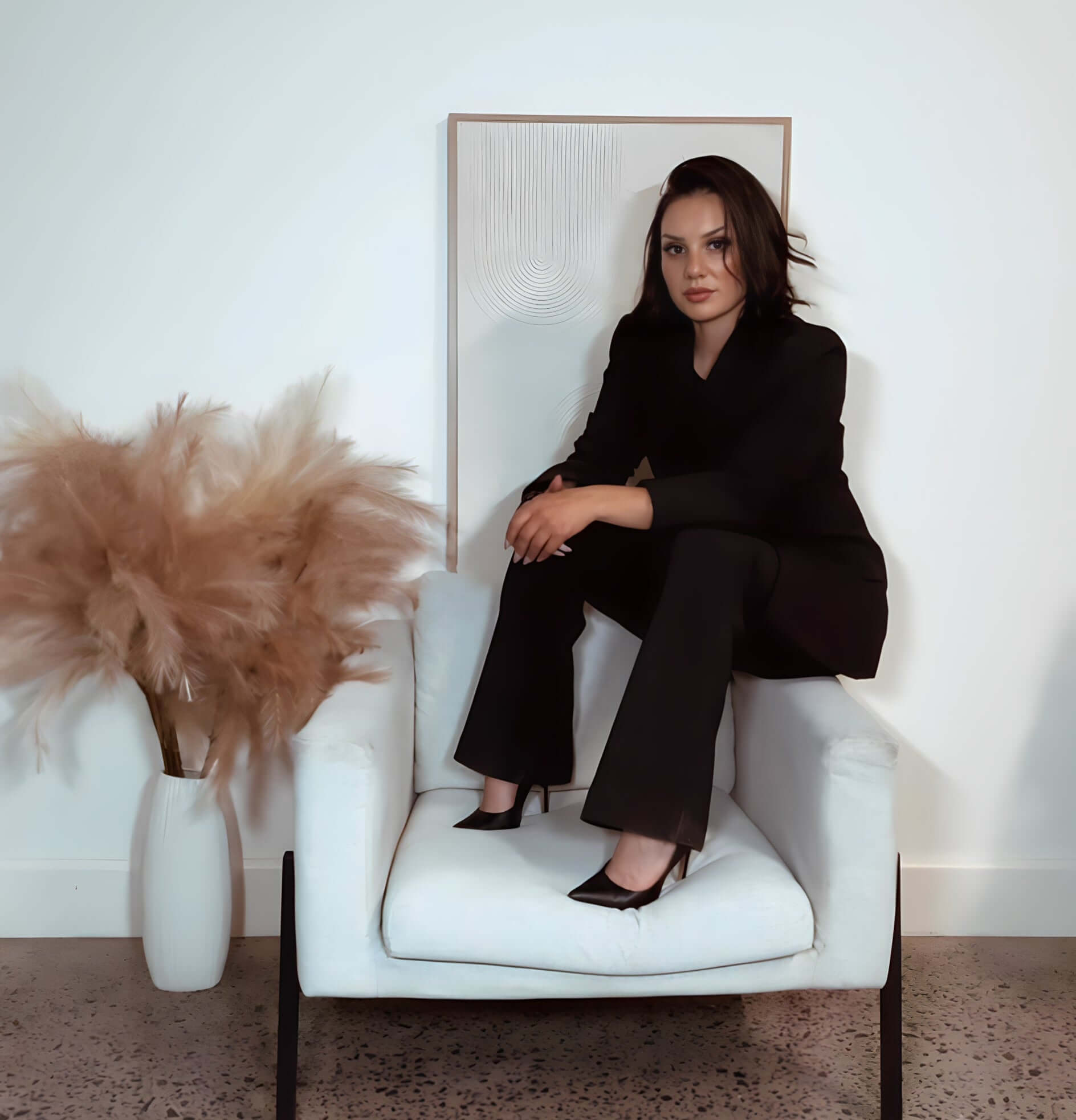 Lash educator demonstrating application in online lash course