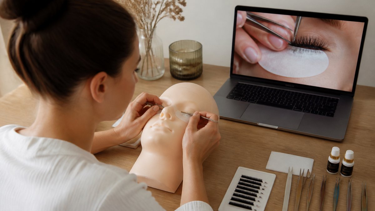 Online Lash Course for Beginners: A 2026 Guide